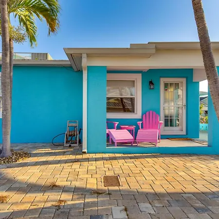 Redington Shores Retreat - Walk To Beach Access!
